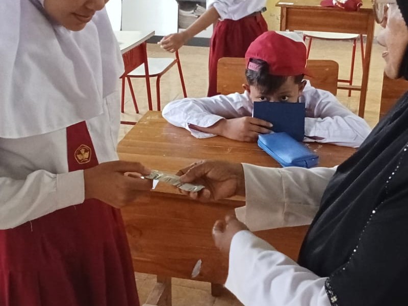 Pemberian Obat Cacing Rutin bagi Siswa-Siswi SDN 1 Alas Bayur sebagai Upaya Menjaga Kesehatan Anak